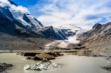 Grossglockner buzulun gökyüzü karşı doğal görünümü