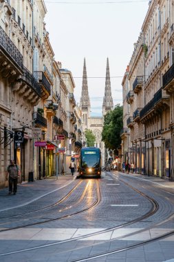 Gün batımında Bordeaux tarihi merkezinde tramvay