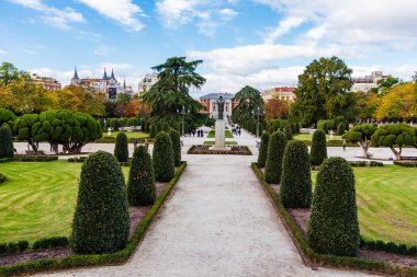 Buen Retiro Park Madrid mavi gökyüzü karşı