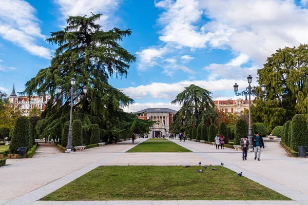 Pessoas caminhando pelo Parque Buen Retiro em Madrid — Fotografia de Stock