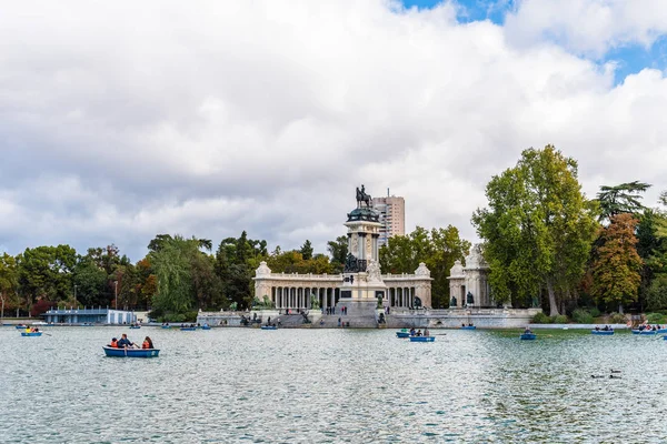 Stora dammen i parken Buen Retiro i Madrid — Stockfoto