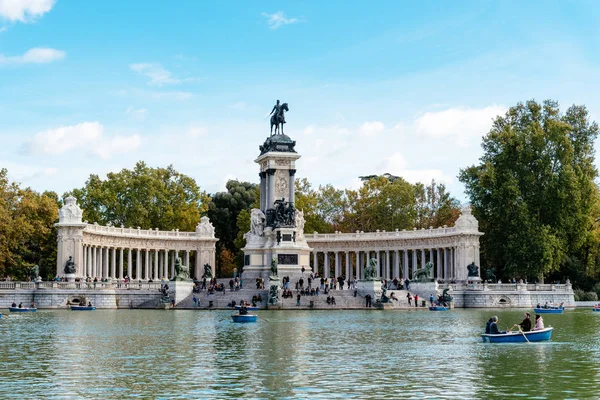 Rybník v parku Buen Retiro v Madridu — Stock fotografie