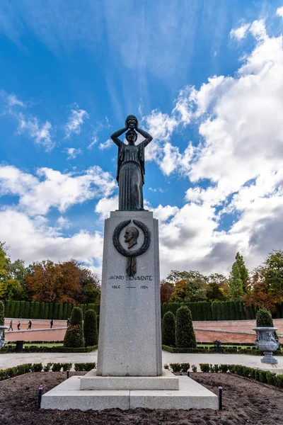 青空のマドリッドのブエンレティーロ公園 — ストック写真