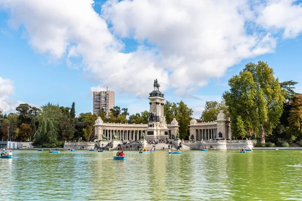 Rybník v parku Buen Retiro v Madridu — Stock fotografie