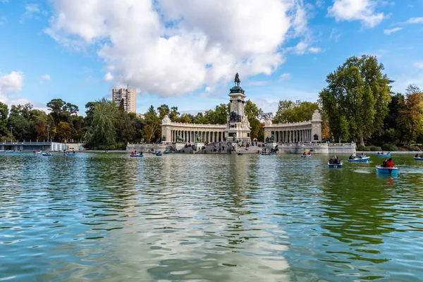 Grande lagoa do Parque Buen Retiro em Madrid — Fotografia de Stock