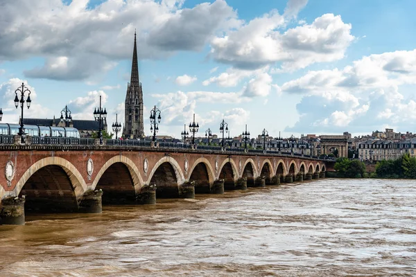 Pont de Pierre in Bordeuax contra a paisagem urbana — Fotografia de Stock