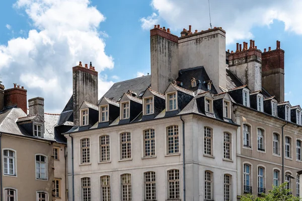 Staré budovy v Rennes v Bretani proti obloze — Stock fotografie