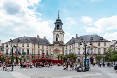 City Hall Plaza Rennes insanlarla müzik keyfi
