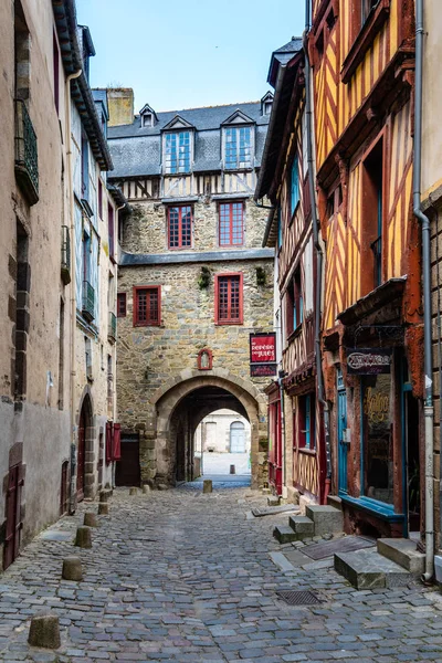 Calle empedrada en el centro histórico de Rennes — Foto de Stock