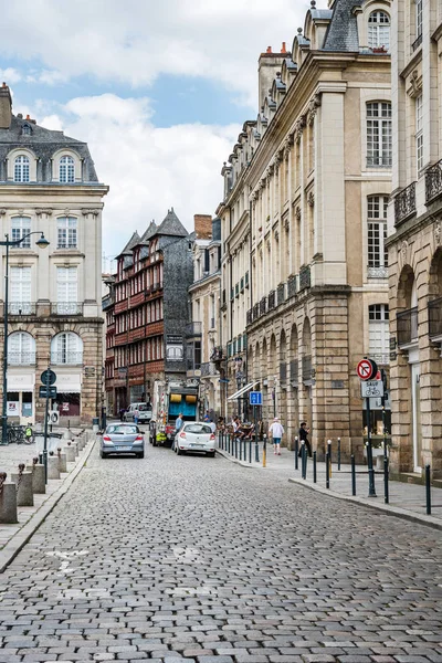 Ulicy w zabytkowym centrum miasta Rennes, w Bretanii — Zdjęcie stockowe