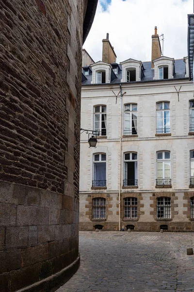 Cobblestoned straat in het historische centrum van Rennes — Stockfoto