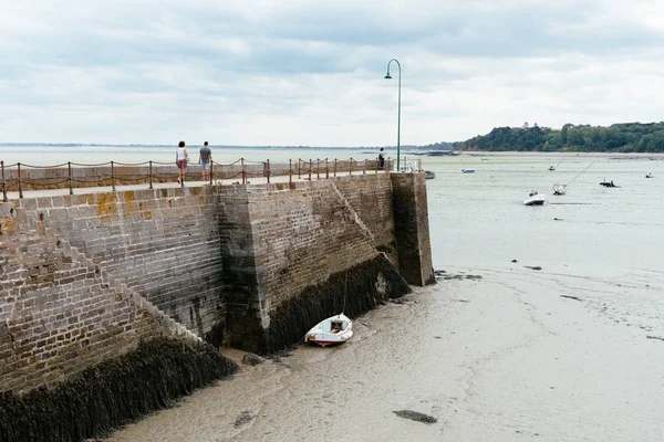 The harbour of Cancale with low tide — Stock Photo, Image