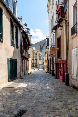 Rennes tarihi merkezinde cobblestoned sokak