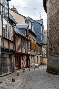 Rennes tarihi merkezinde cobblestoned sokak