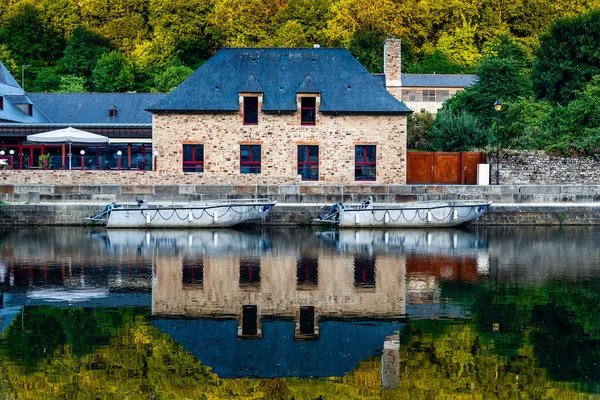 Weergave huis nagedacht over de rivier in de haven van Dinan — Stockfoto