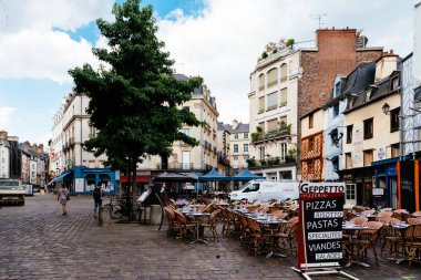 Rennes, Fransa Restoran teraslı kare