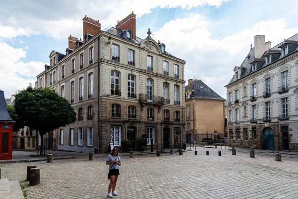 Cobblestoned plein in het historische centrum van Rennes — Stockfoto