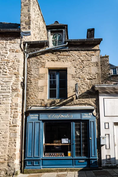 Picturesque storefront in historic centre of Dinan — Stock Photo, Image