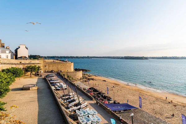 Malebný pohled na pláž a opevněném městě Saint Malo — Stock fotografie