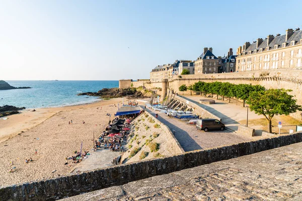 Malebný pohled na pláž a opevněném městě Saint Malo — Stock fotografie