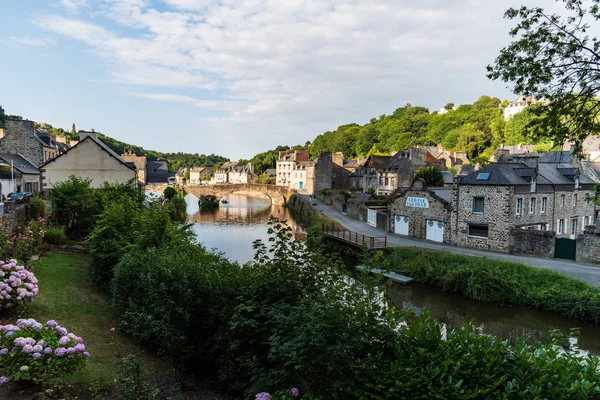 Dinan şehir nehre görünümünü — Stok fotoğraf