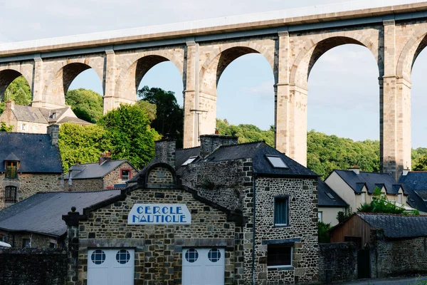 Vue sur le viaduc de la ville de Dinan — Photo