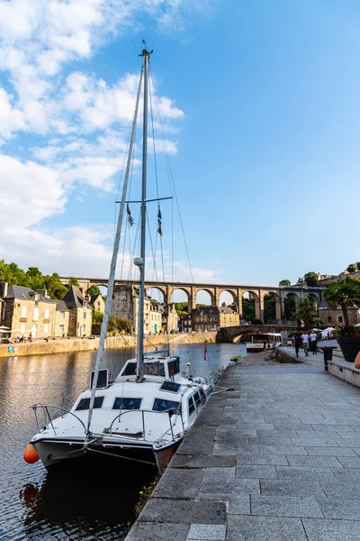 Dinan şehir limanı görünümünü — Stok fotoğraf