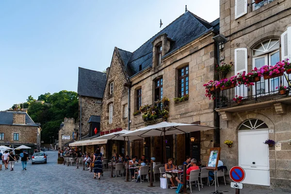 Widok typowych restauracji, przez port w miejscowości Dinan — Zdjęcie stockowe