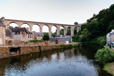 Dinan şehir limanı görünümünü