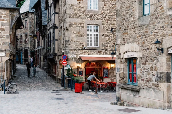 Restauracje w porcie miejscowości Dinan w Bretanii — Zdjęcie stockowe