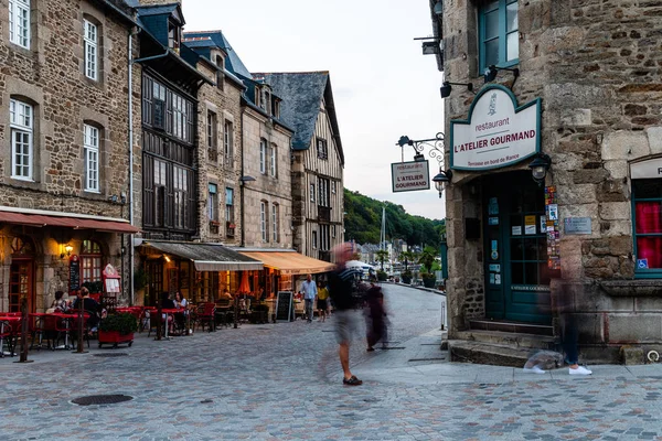 Ristoranti nel porto di Dinan in Bretagna — Foto Stock