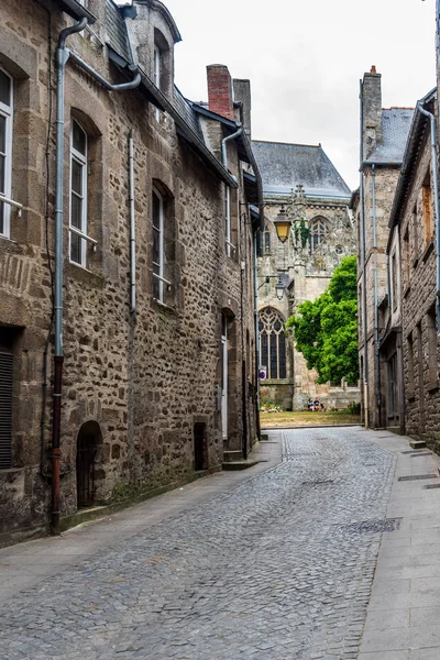 Vecchia strada nella città di Dinan senza gente — Foto Stock