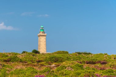 Cap Frehel ve gökyüzü karşı Menekşe alanları deniz feneri 