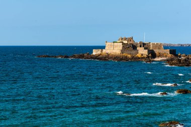 Fort ulusal ve kayalar Saint Malo'da yüksek gelgit sırasında