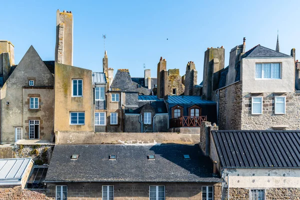 Paisaje urbano de tejados de casas antiguas en Saint Malo —  Fotos de Stock