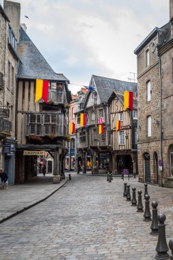 Dinan cobblestoned sokakta ahşap çerçeve Ortaçağ evleri