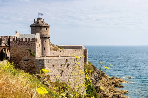 Castillo de Fort la Latte en Bretaña contra el cielo — Foto de Stock