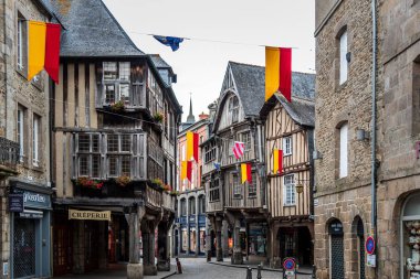 Dinan cobblestoned sokakta ahşap çerçeve Ortaçağ evleri