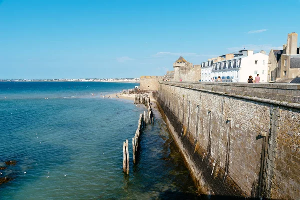 Saint Malo väggar och stranden vid högvatten — Stockfoto