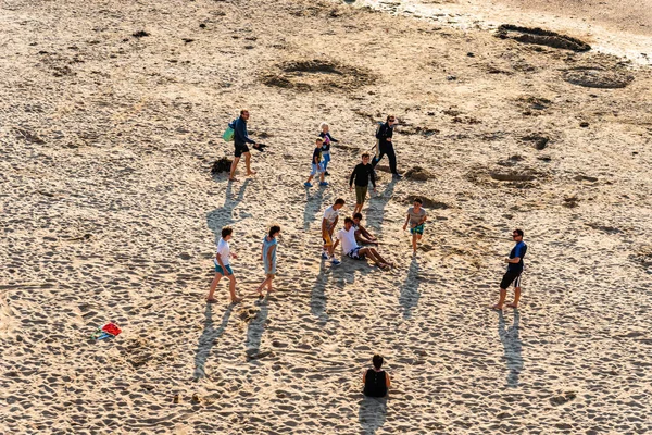 Játszik a tengerparton Saint Malo — Stock Fotó