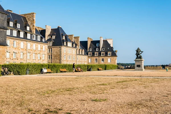 Parque y paseo marítimo en las murallas de Saint Malo —  Fotos de Stock