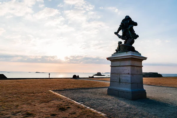 Monument and promenade on the ramparts of Saint Malo — Stock Photo, Image