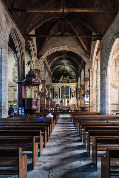 Widok wewnątrz w Fougères z kościoła Saint-Sulpice — Zdjęcie stockowe