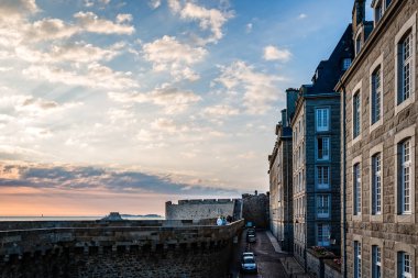 Duvarlar ve gün batımında Saint Malo evleri