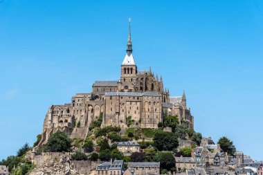 Gökyüzüne karşı Mont Saint Michel manzarası