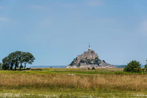 Pohled na Mont Saint Michel proti obloze — Stock fotografie