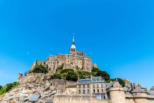 Pohled na Mont Saint Michel proti obloze — Stock fotografie