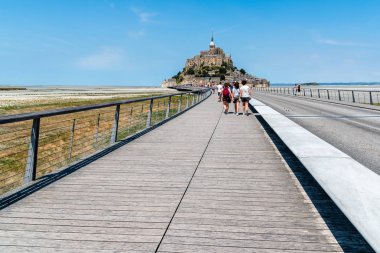 Gökyüzüne karşı Mont Saint Michel manzarası
