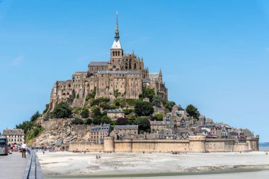 Gökyüzüne karşı Mont Saint Michel manzarası