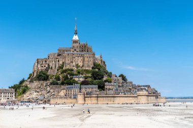 Gökyüzüne karşı Mont Saint Michel manzarası
